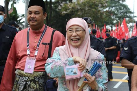 Wan Azizah's Hilarious Mamak Stand-up Routine Leaves Kuala Lumpur in Stitches!